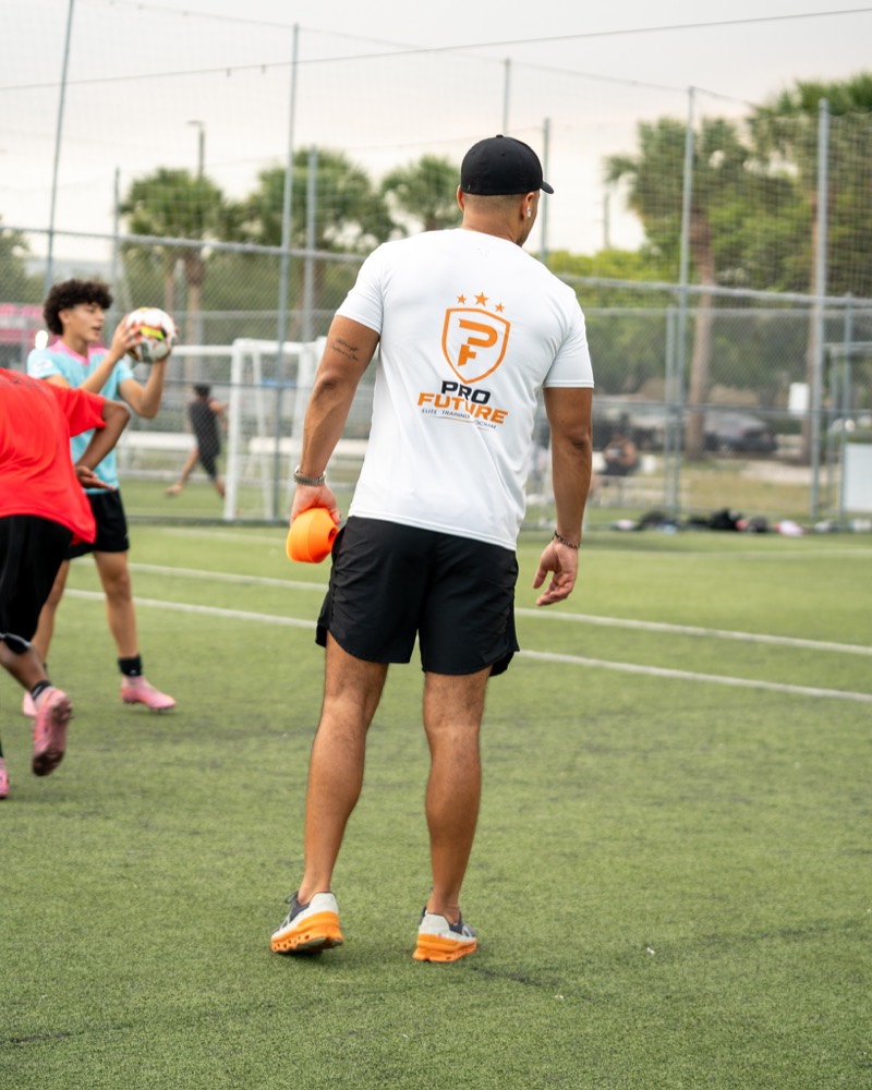 Entrenador de ProFuture con conos preparando una sesión